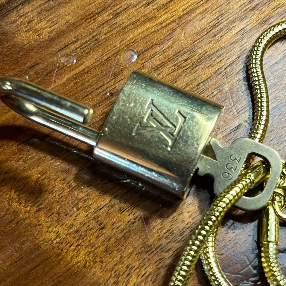 Louis Vuitton Gold Lock On off brand chain No 336 Works. Authentic - Picture 4 of 4